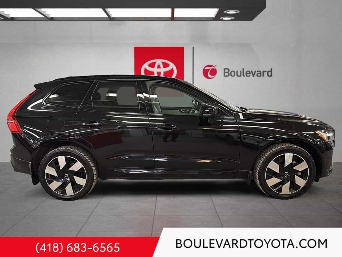 2025 Volvo XC60 T8 Plus - Image 8