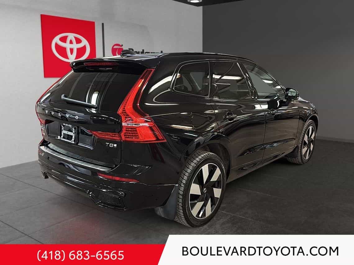 2025 Volvo XC60 T8 Plus - Image 9