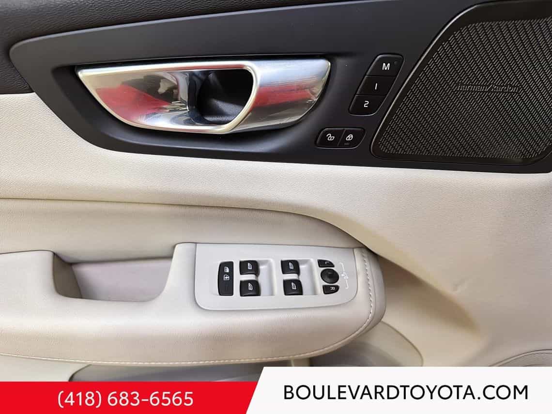 2025 Volvo XC60 T8 Plus - Image 14