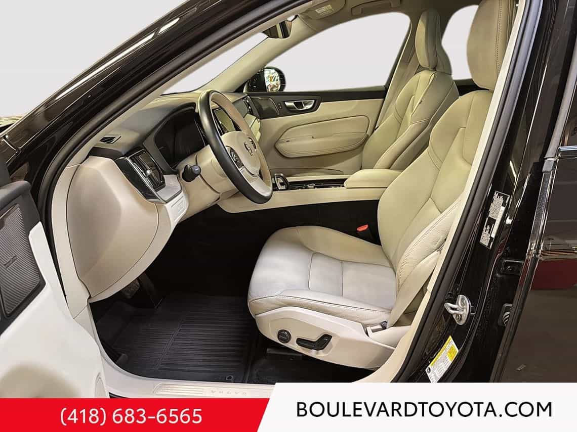 2025 Volvo XC60 T8 Plus - Image 15