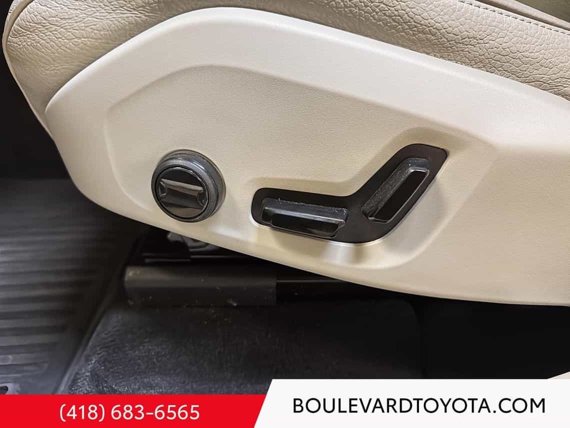 2025 Volvo XC60 T8 Plus - Image 16