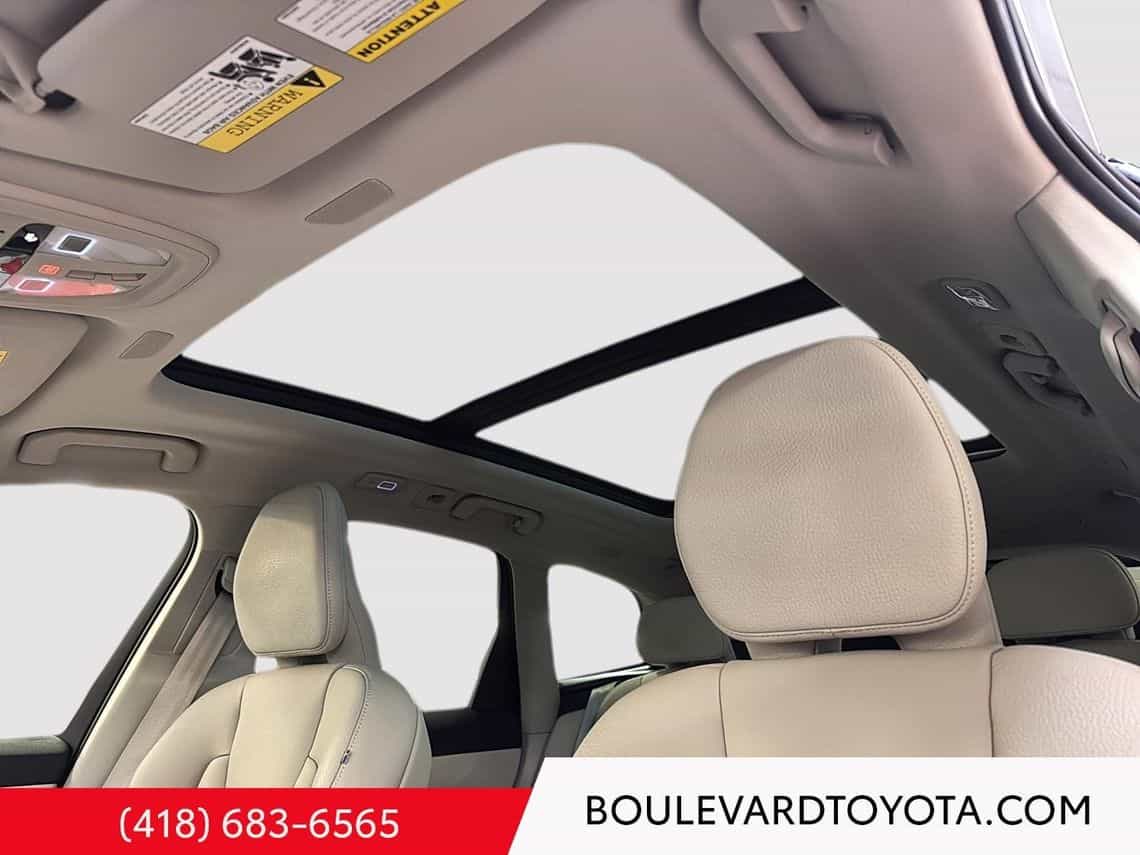 2025 Volvo XC60 T8 Plus - Image 17