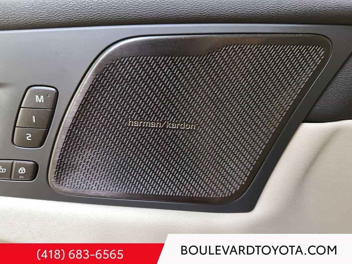 2025 Volvo XC60 T8 Plus - Image 18