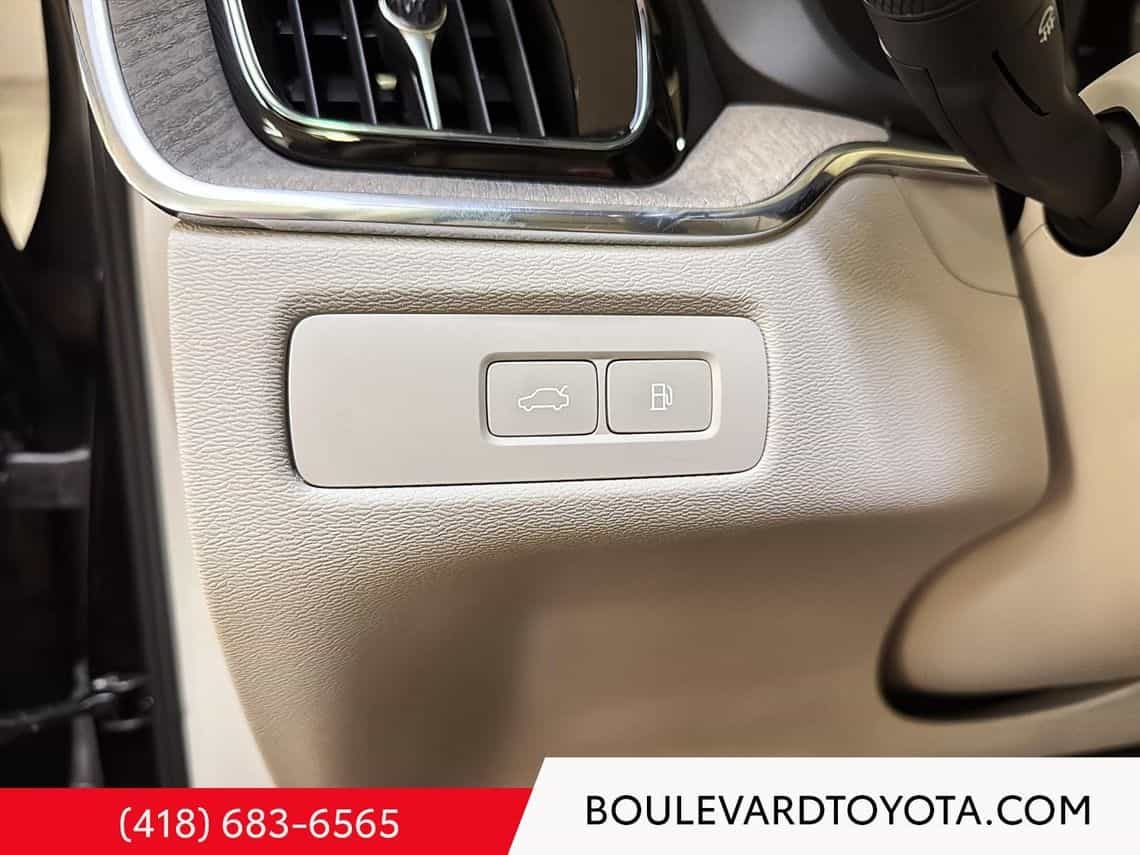 2025 Volvo XC60 T8 Plus - Image 20