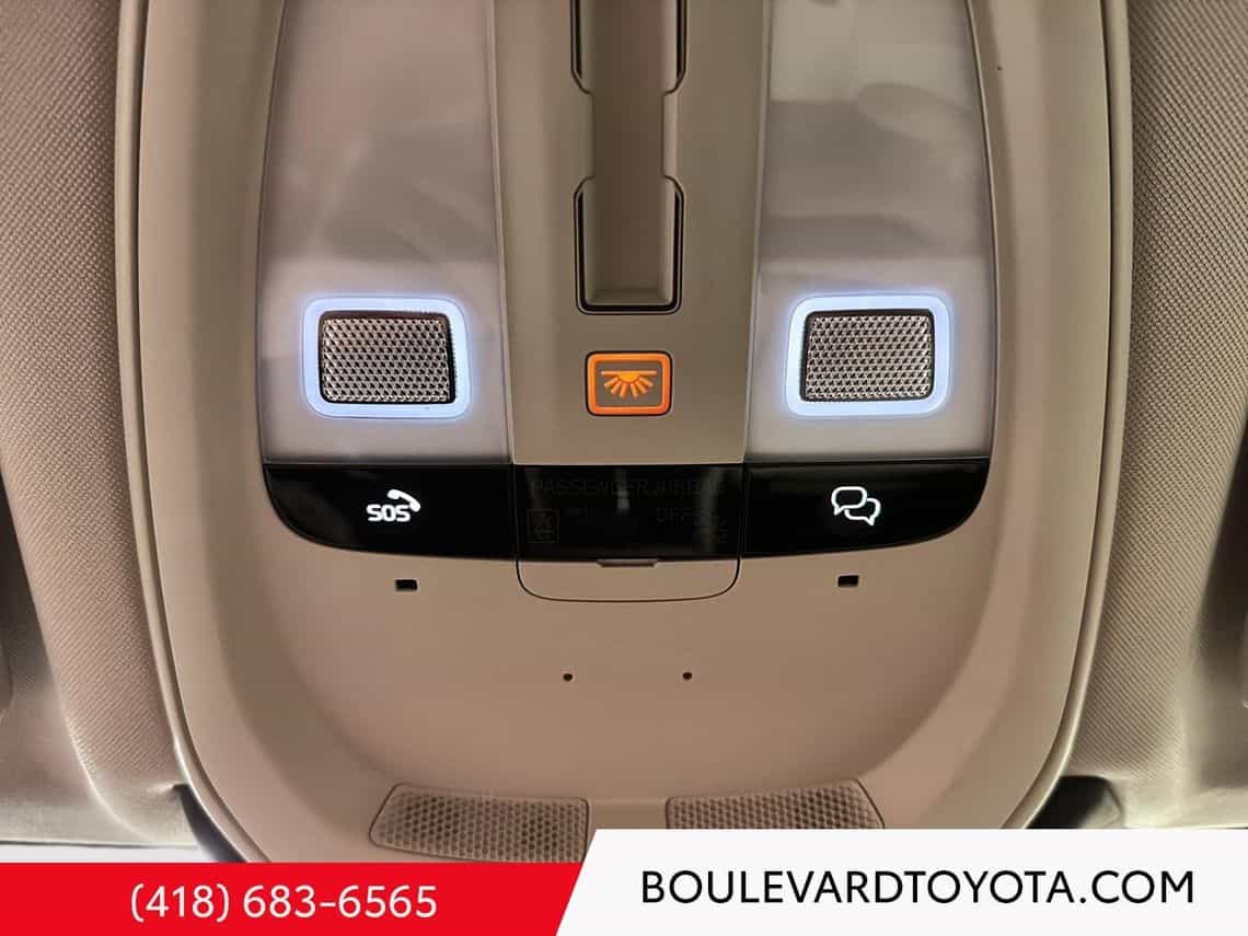 2025 Volvo XC60 T8 Plus - Image 23