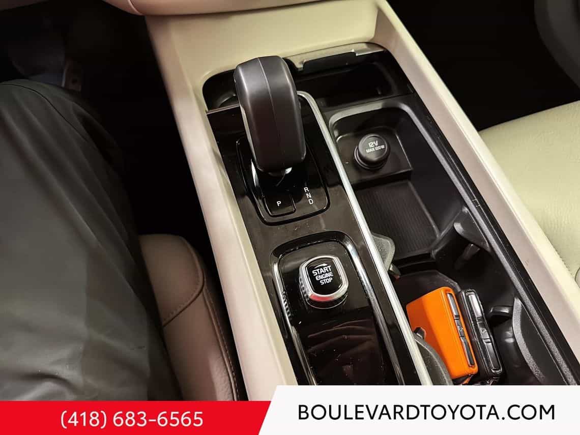 2025 Volvo XC60 T8 Plus - Image 25