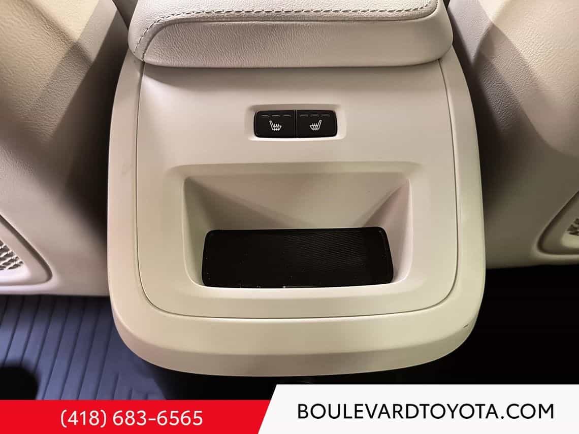 2025 Volvo XC60 T8 Plus - Image 27