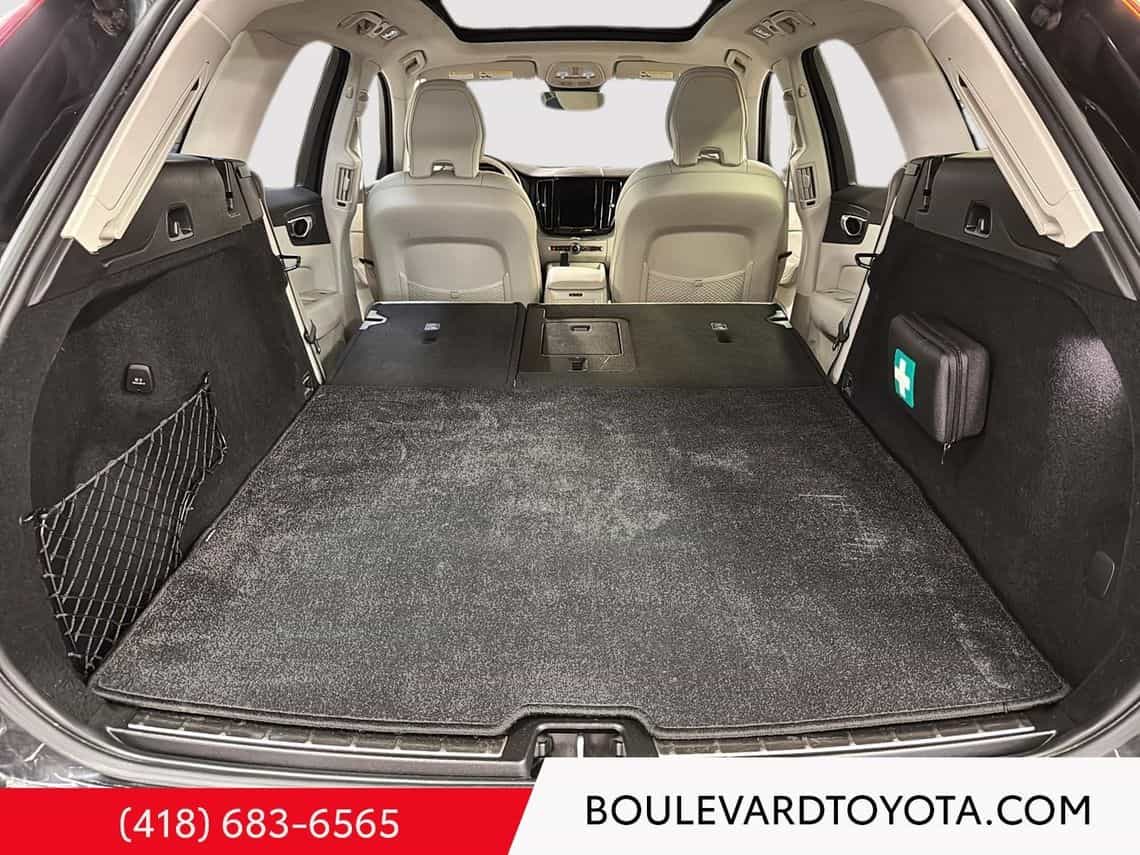 2025 Volvo XC60 T8 Plus - Image 31