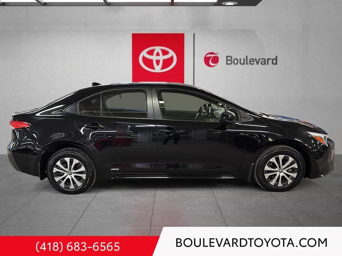 2025 Toyota Corolla LE Hybride - Image 3