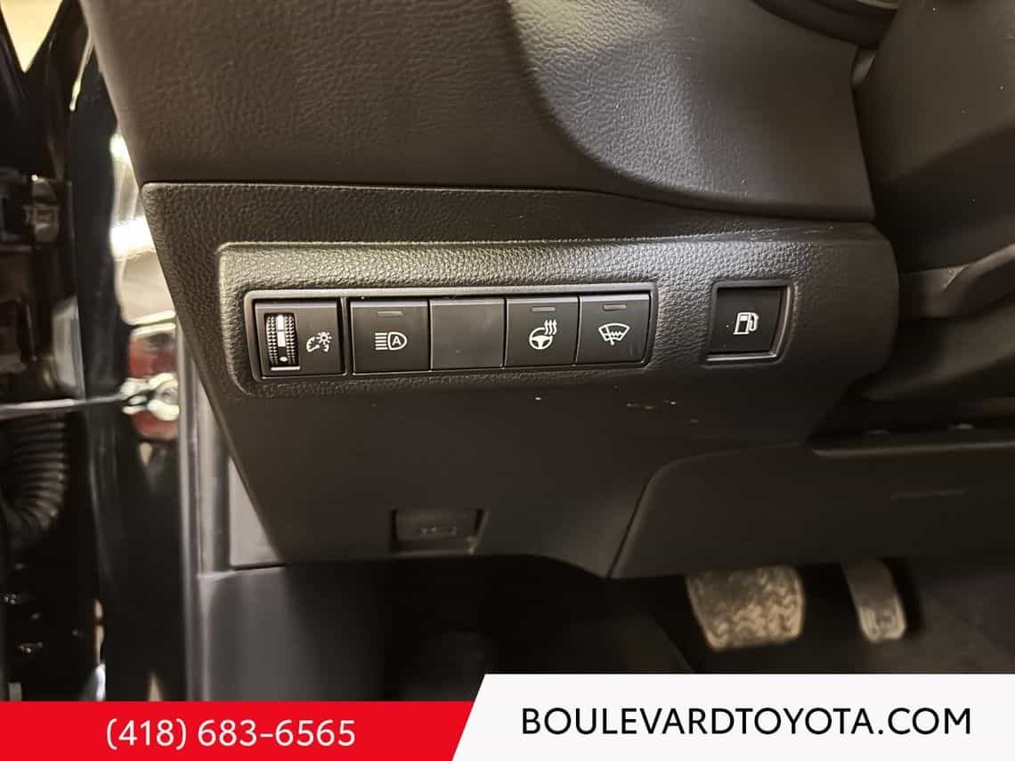 2025 Toyota Corolla LE Hybride - Image 13