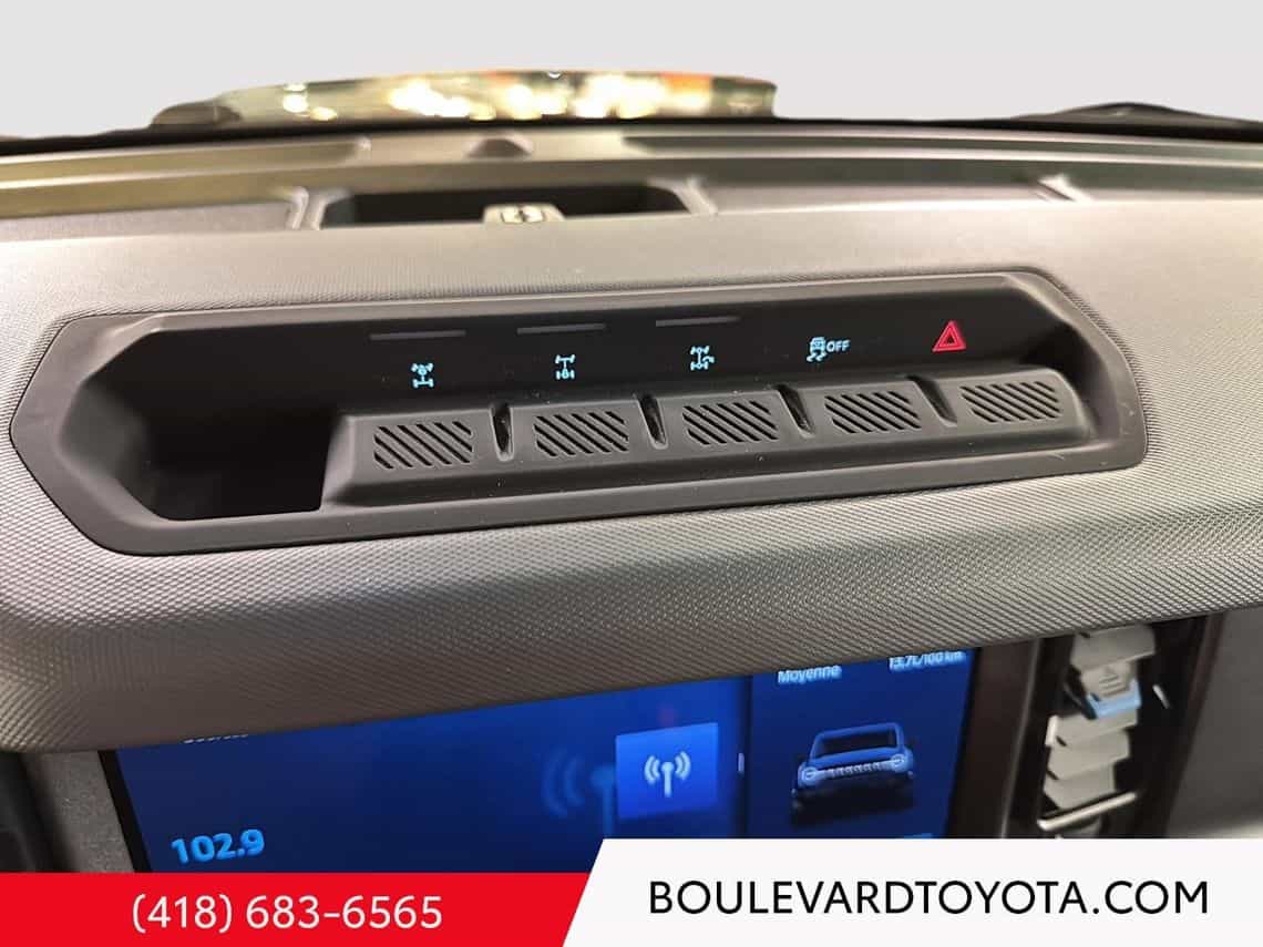 2024 Ford Bronco Black Diamond - Image 4