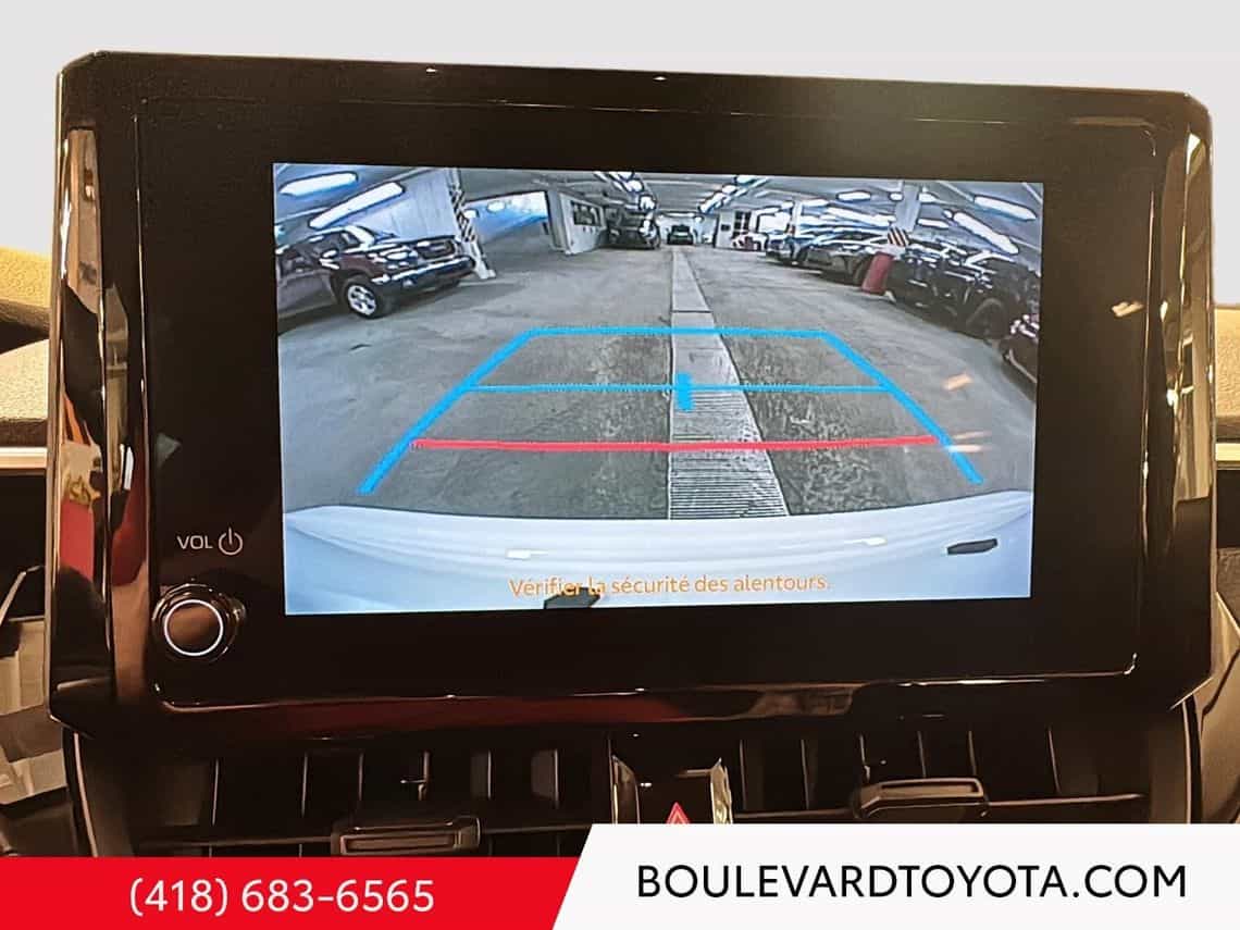 2025 Toyota Corolla LE Hybride - Image 13