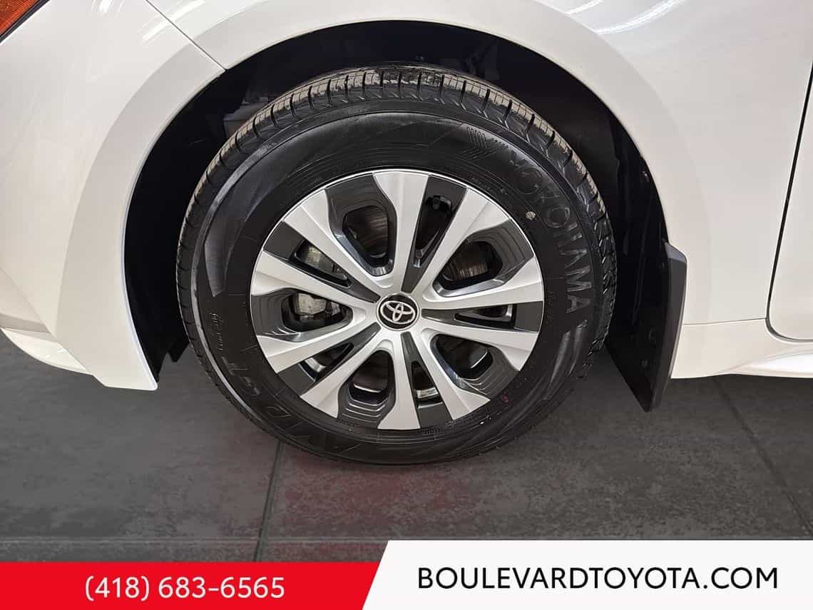 2025 Toyota Corolla LE Hybride - Image 16