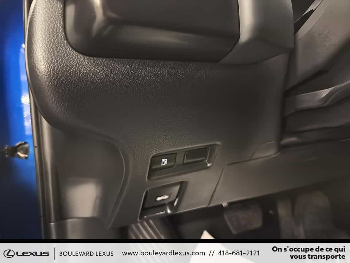 2025 Lexus UX 300h F Sport Design - Image 15