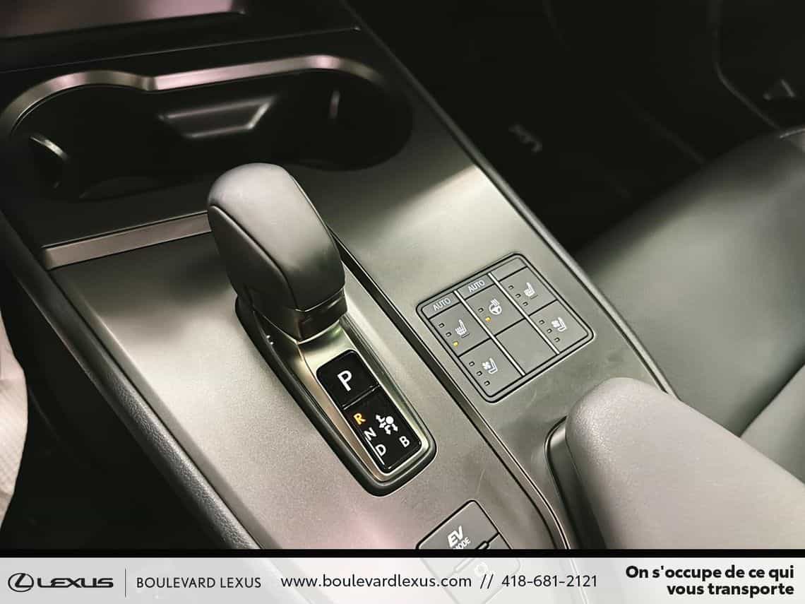 2025 Lexus UX 300h F Sport Design - Image 20