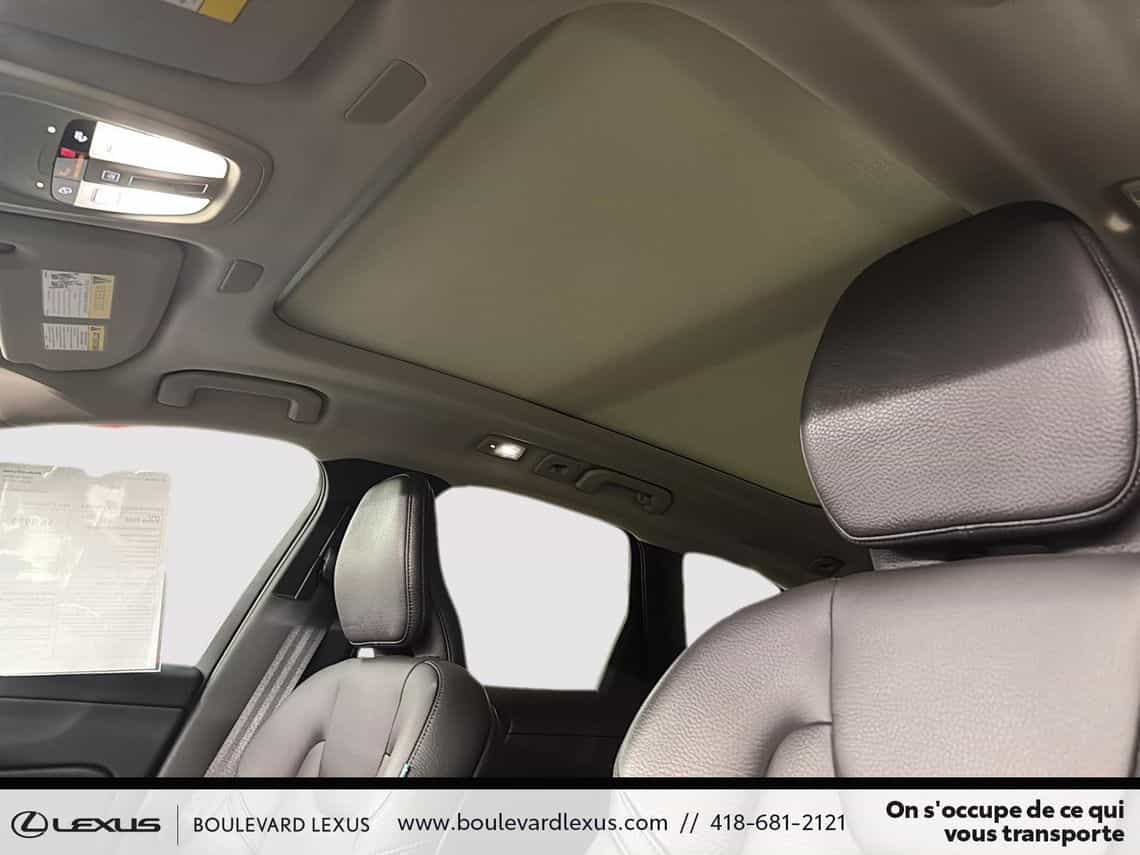 2023 Volvo XC60 Recharge Plus Dark - Image 13