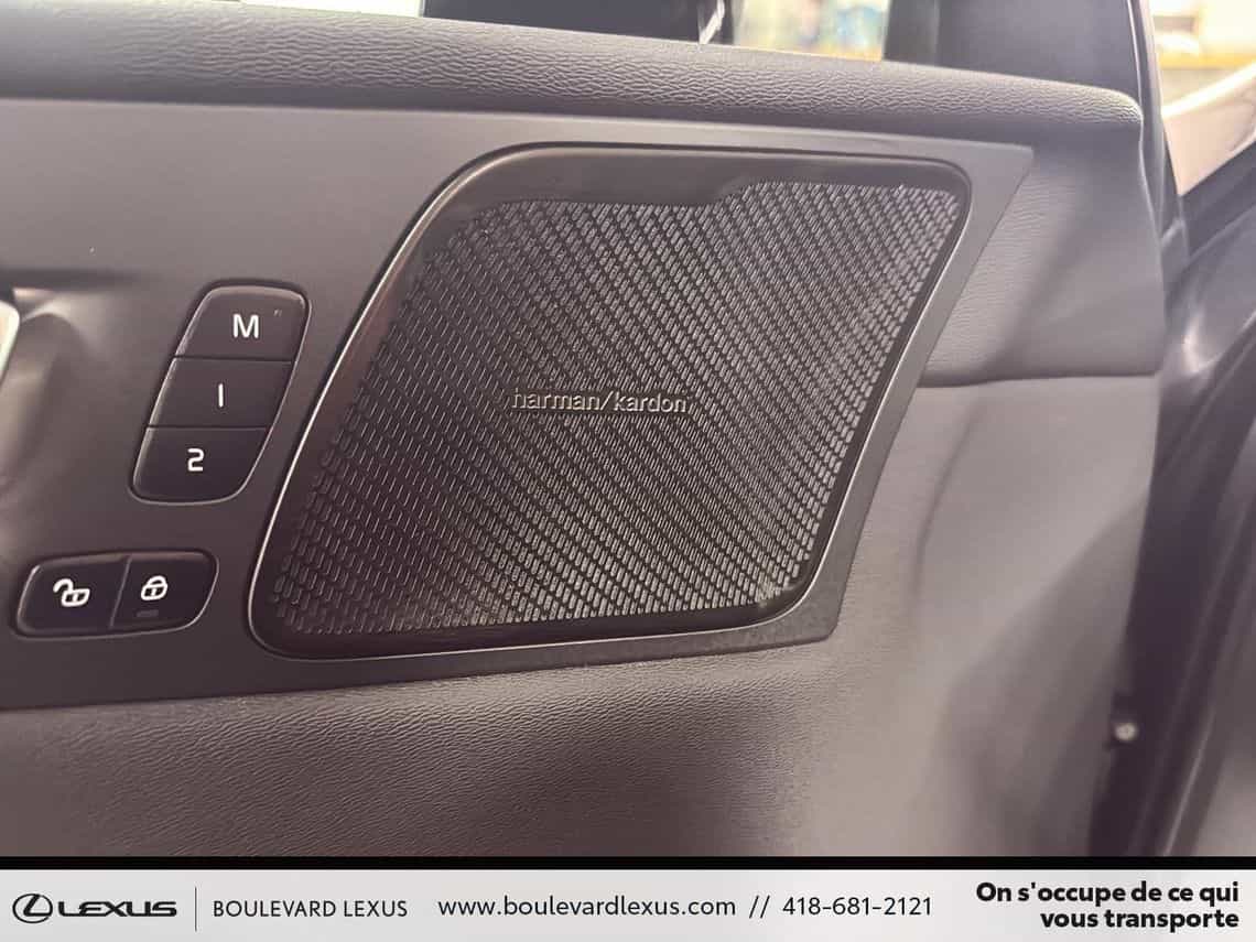 2023 Volvo XC60 Recharge Plus Dark - Image 14