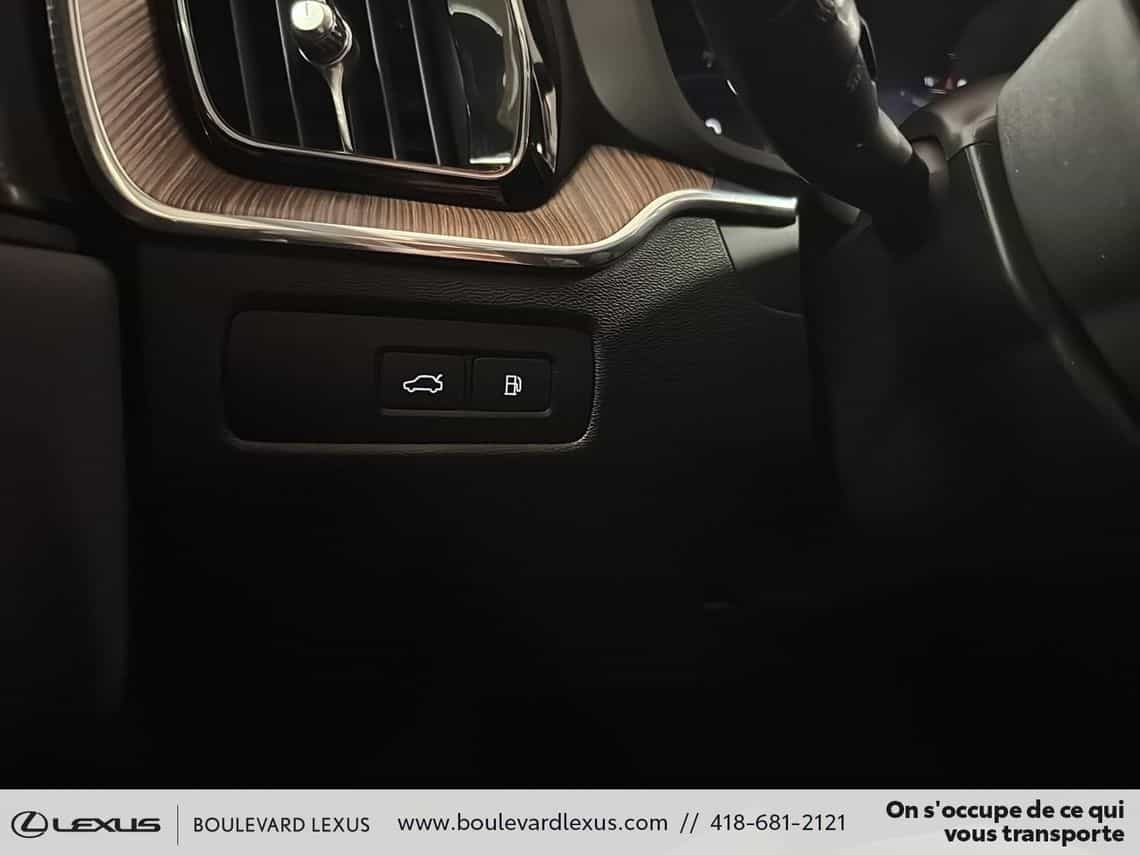 2023 Volvo XC60 Recharge Plus Dark - Image 16