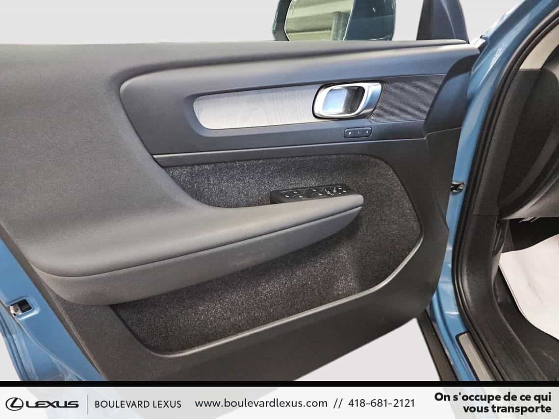 2024 Volvo XC40 Plus Bright - Image 9