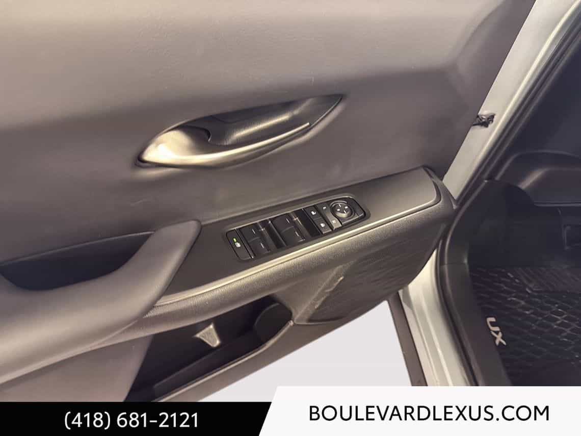 2025 Lexus UX 300H Premium - Image 9