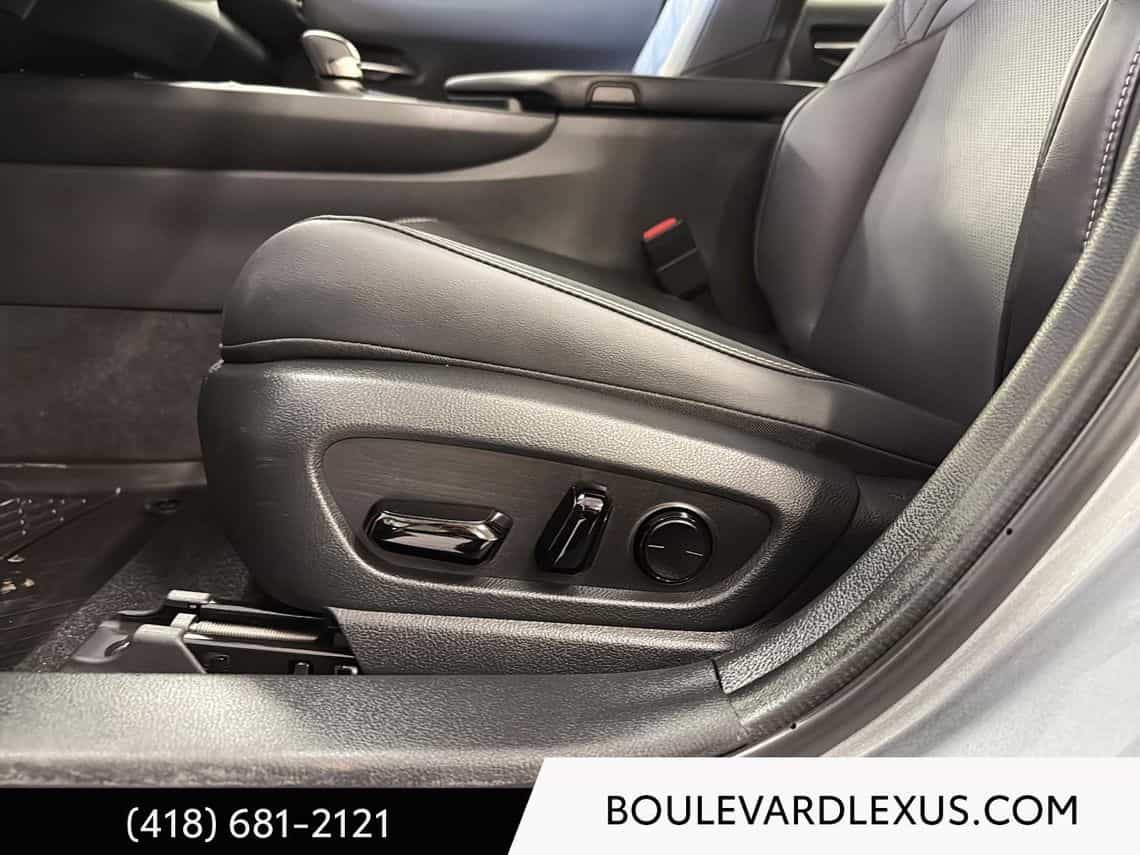 2025 Lexus UX 300H Premium - Image 11