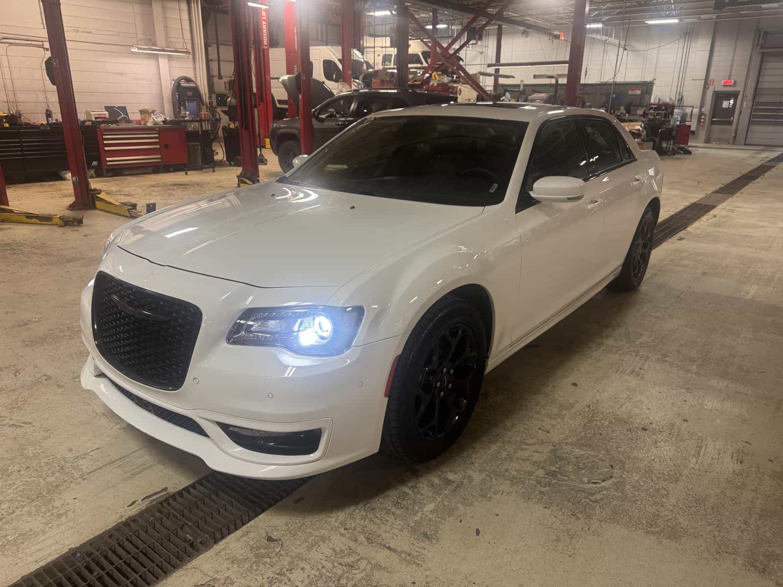 Image 1 Chrysler 300 Touring L 2023