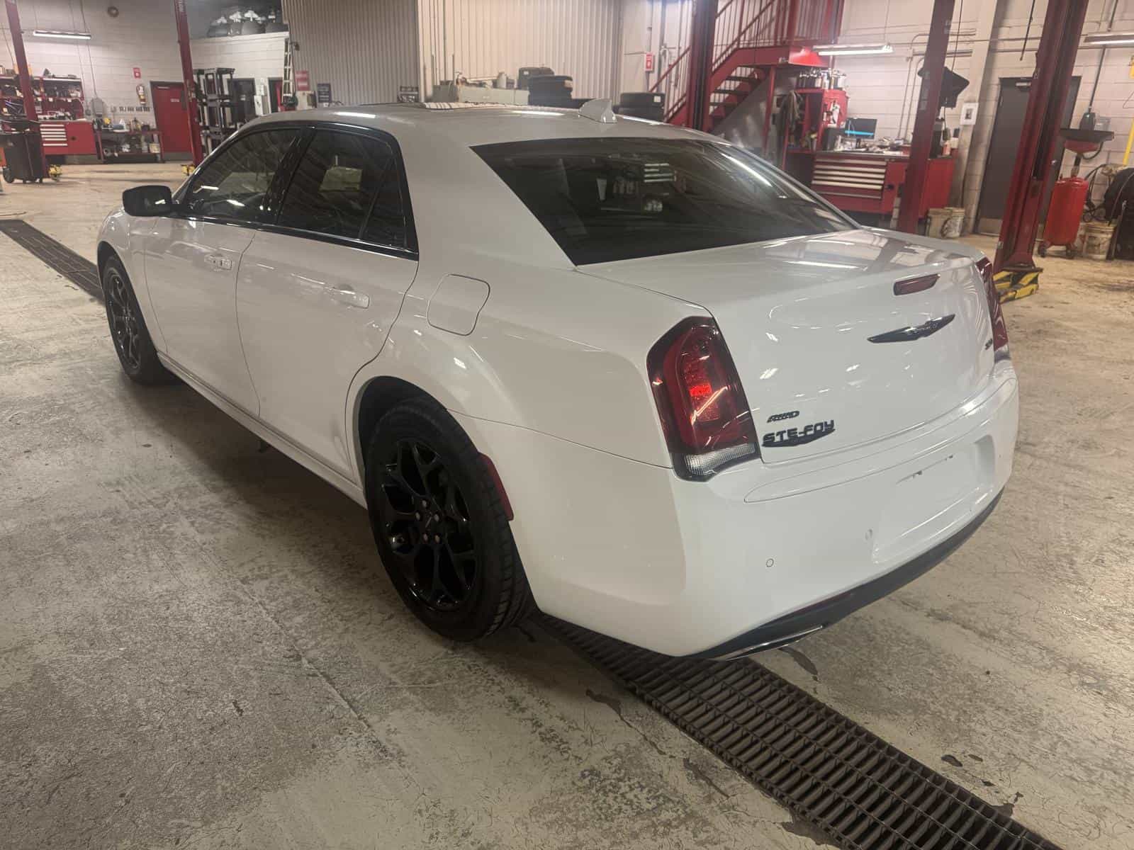 Image 3 Chrysler 300 Touring L 2023