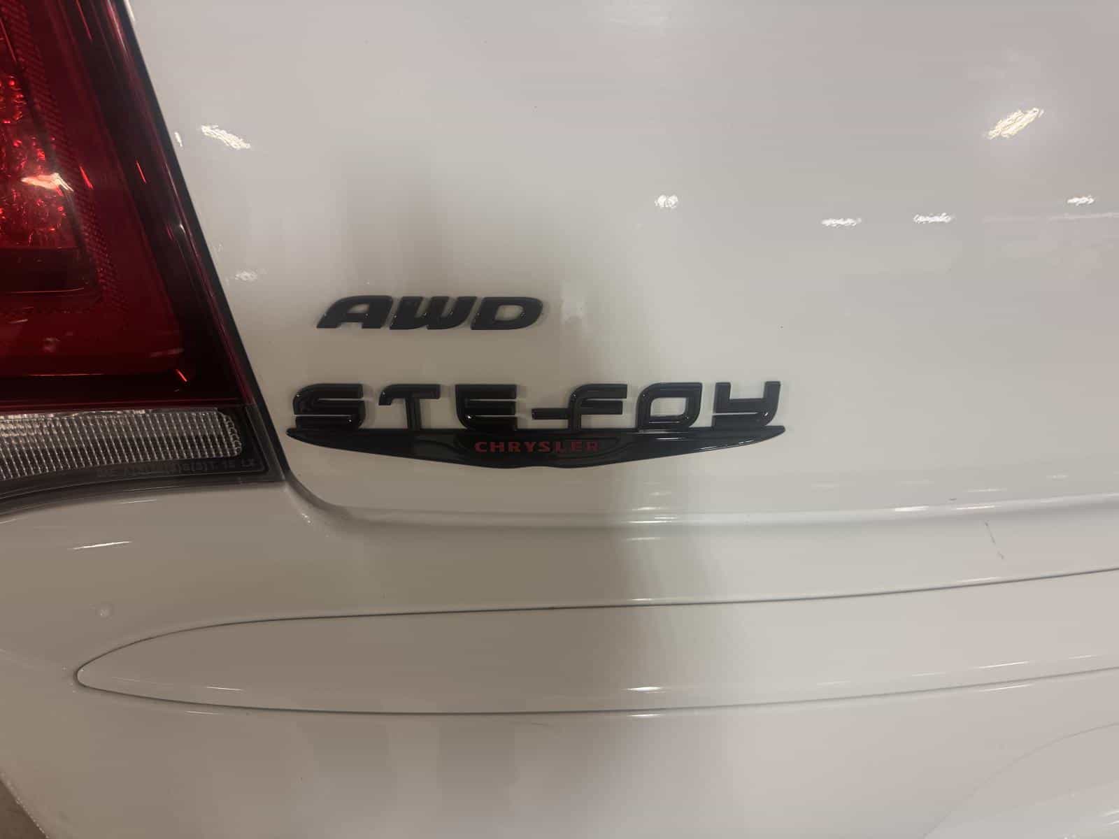 2023 Chrysler 300 Touring L - Image 4