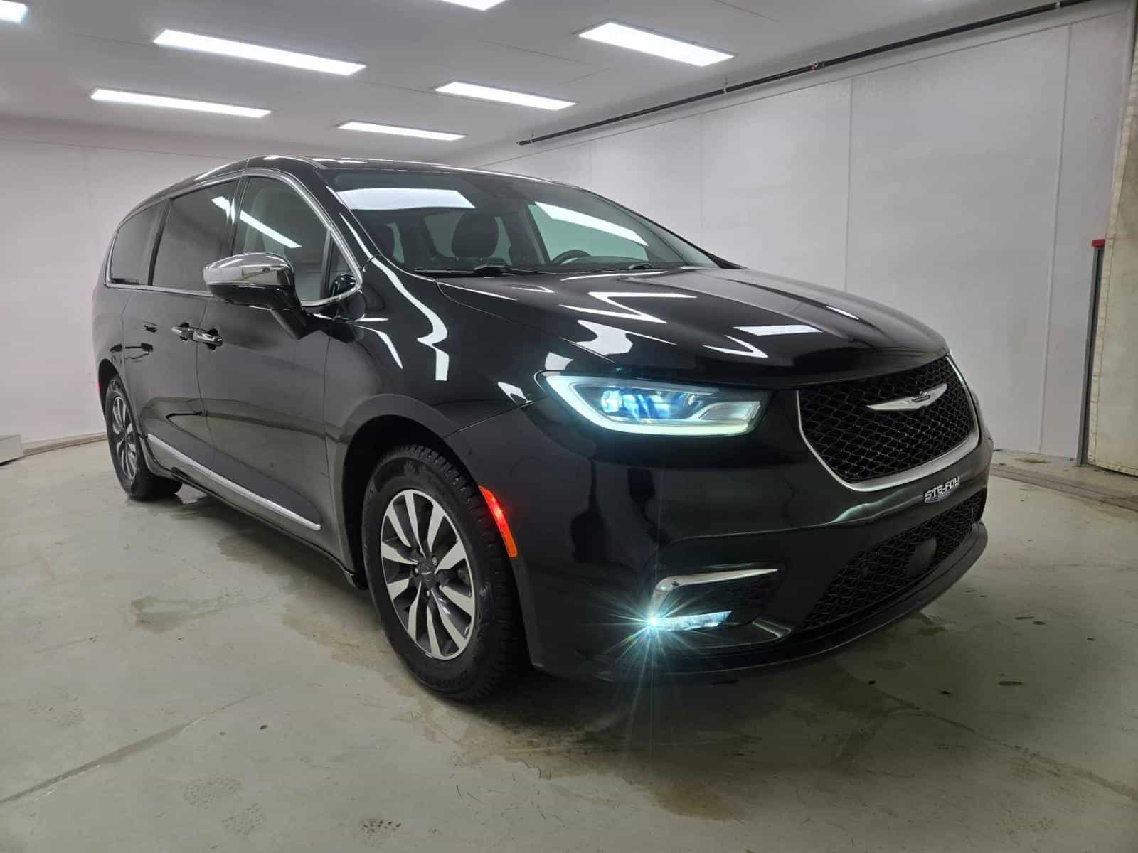 Image 4 Chrysler Pacifica Hybrid Limited 2022