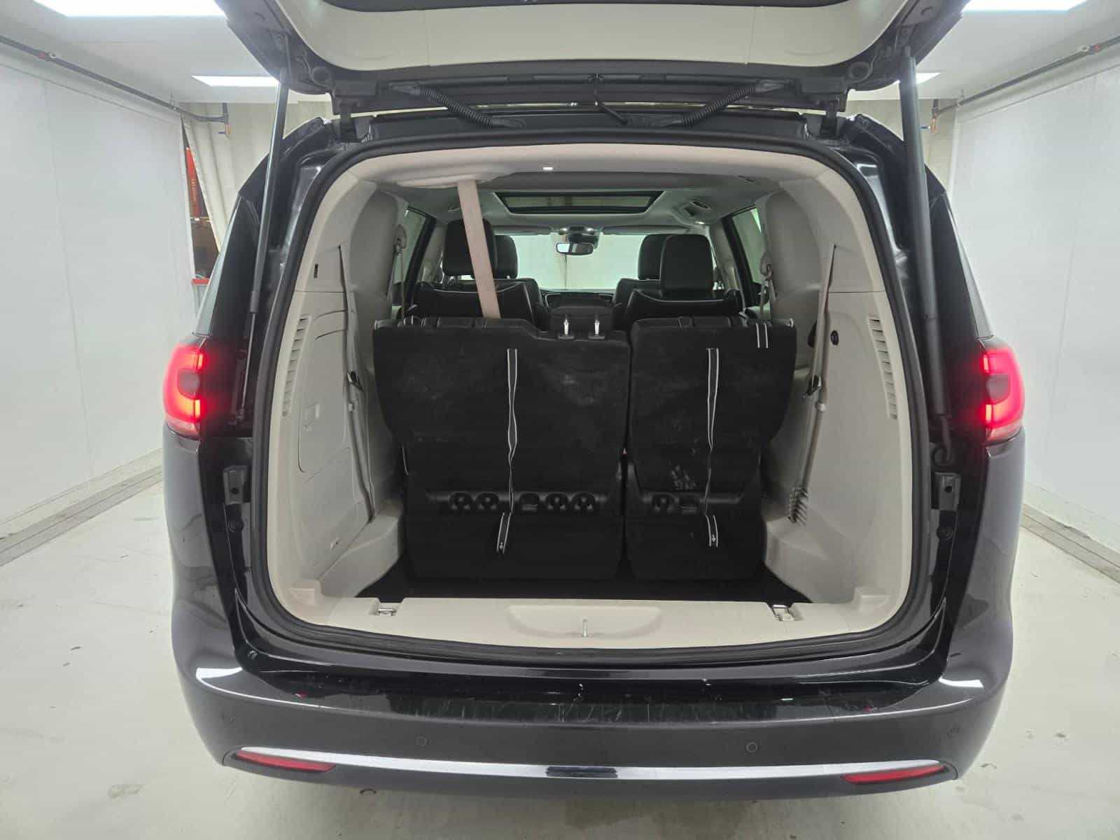 2022 Chrysler Pacifica Hybrid Limited - Image 7