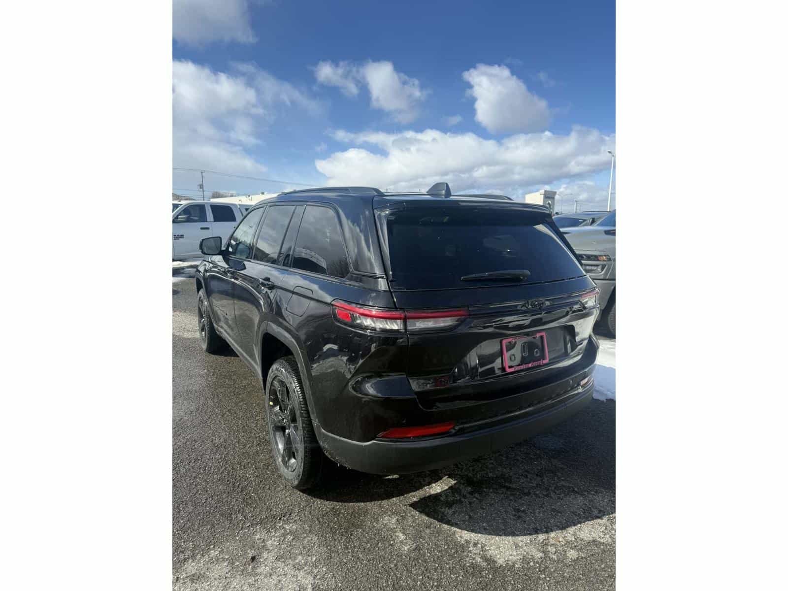 2025 Jeep Grand Cherokee Altitude - Image 8