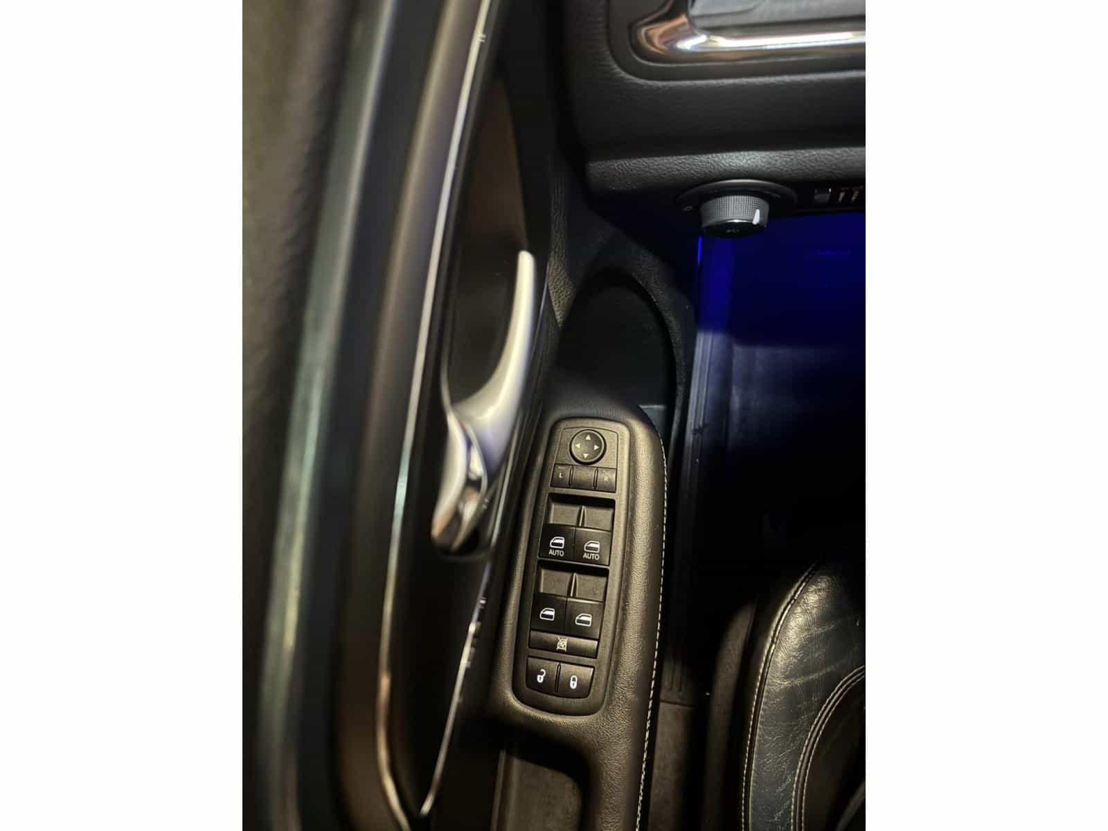 2015 Chrysler 200 S - Image 12