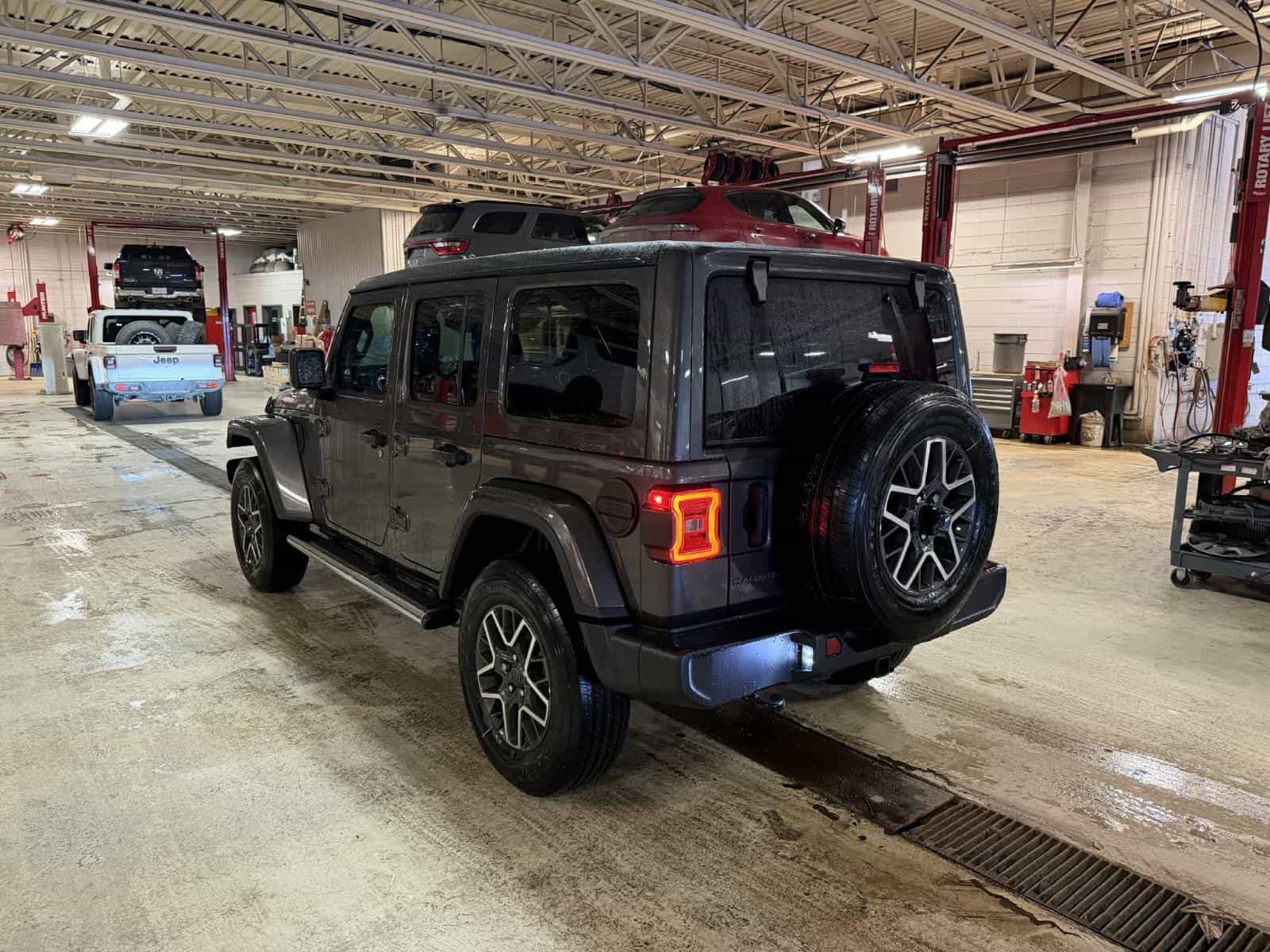 Image 4 Jeep Wrangler 4 Door Sahara 2026