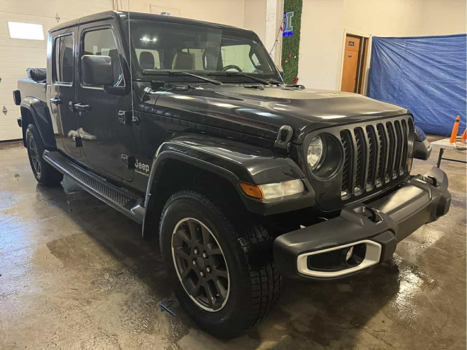 2022 Jeep Gladiator Overland - Image 2