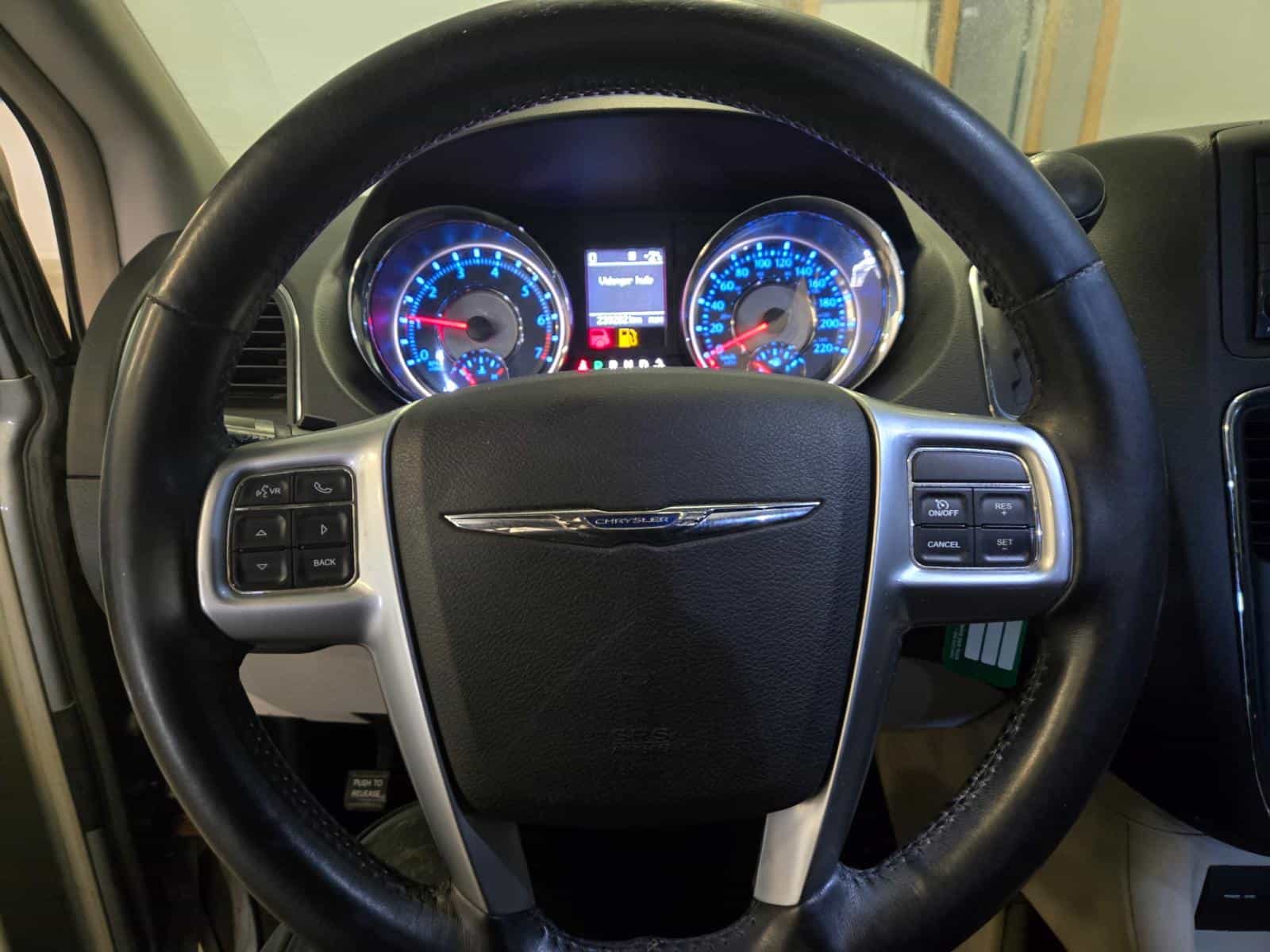 Image 13 Chrysler Town & Country Touring 2013