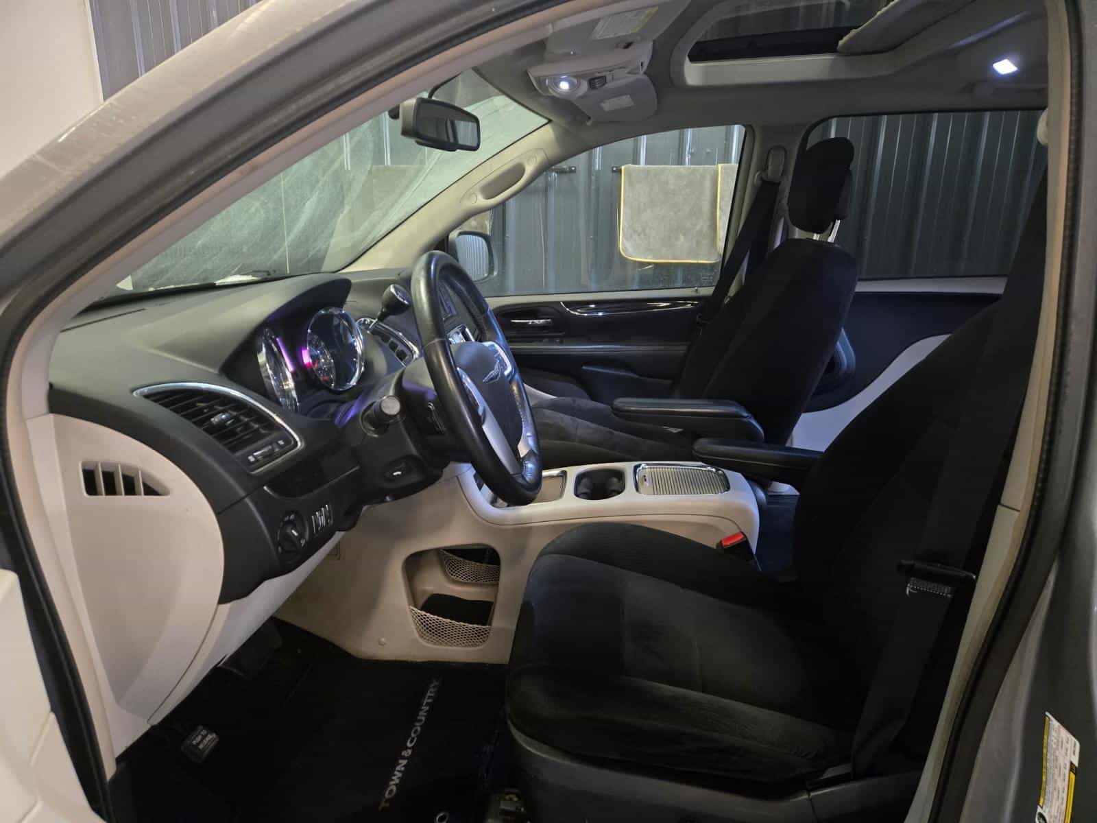 Image 15 Chrysler Town & Country Touring 2013