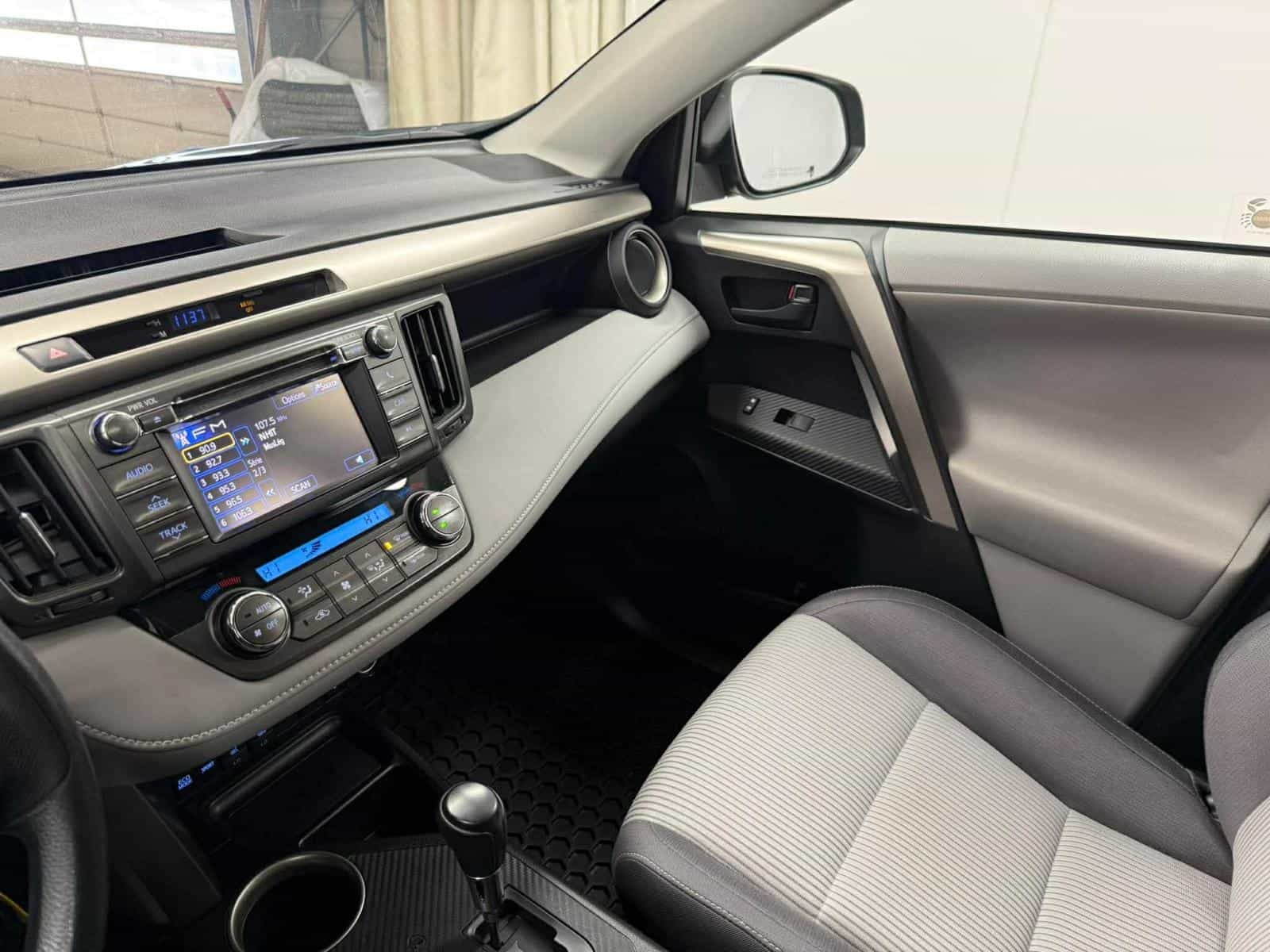 2013 Toyota Rav4 XLE - Image 14