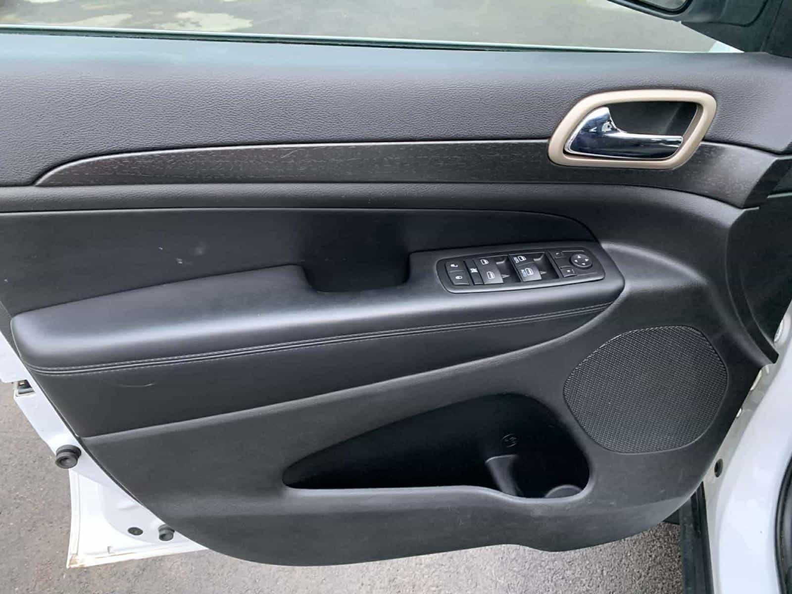 2015 Jeep Grand Cherokee Laredo - Image 13