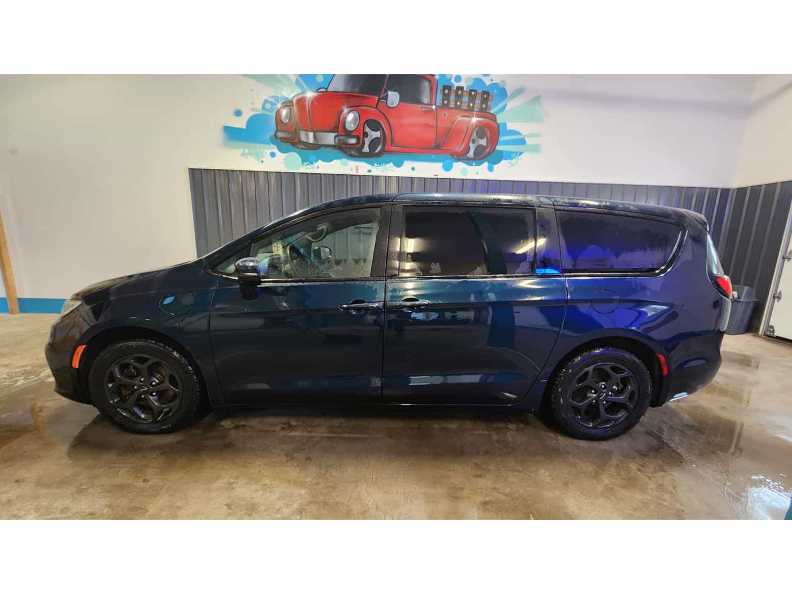 2022 Chrysler Pacifica Hybrid Touring L - Image 7