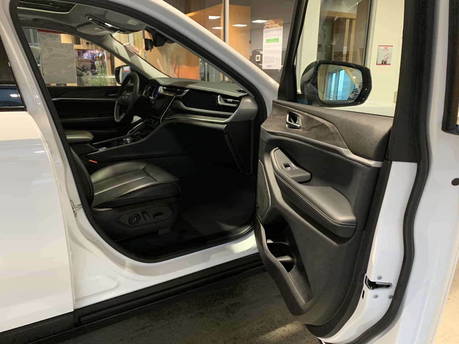 2022 Jeep Grand Cherokee Limited - Image 12