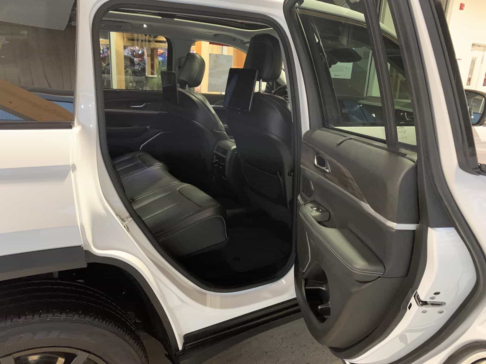 2022 Jeep Grand Cherokee Limited - Image 13