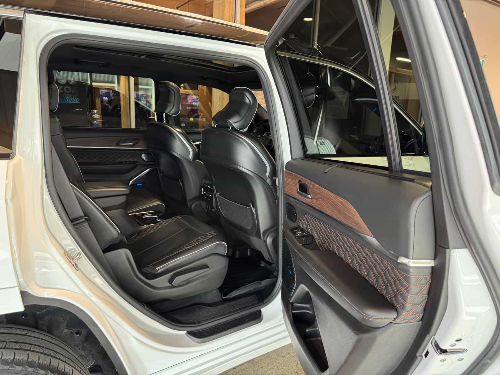 2022 Jeep Grand Cherokee L Summit - Image 9