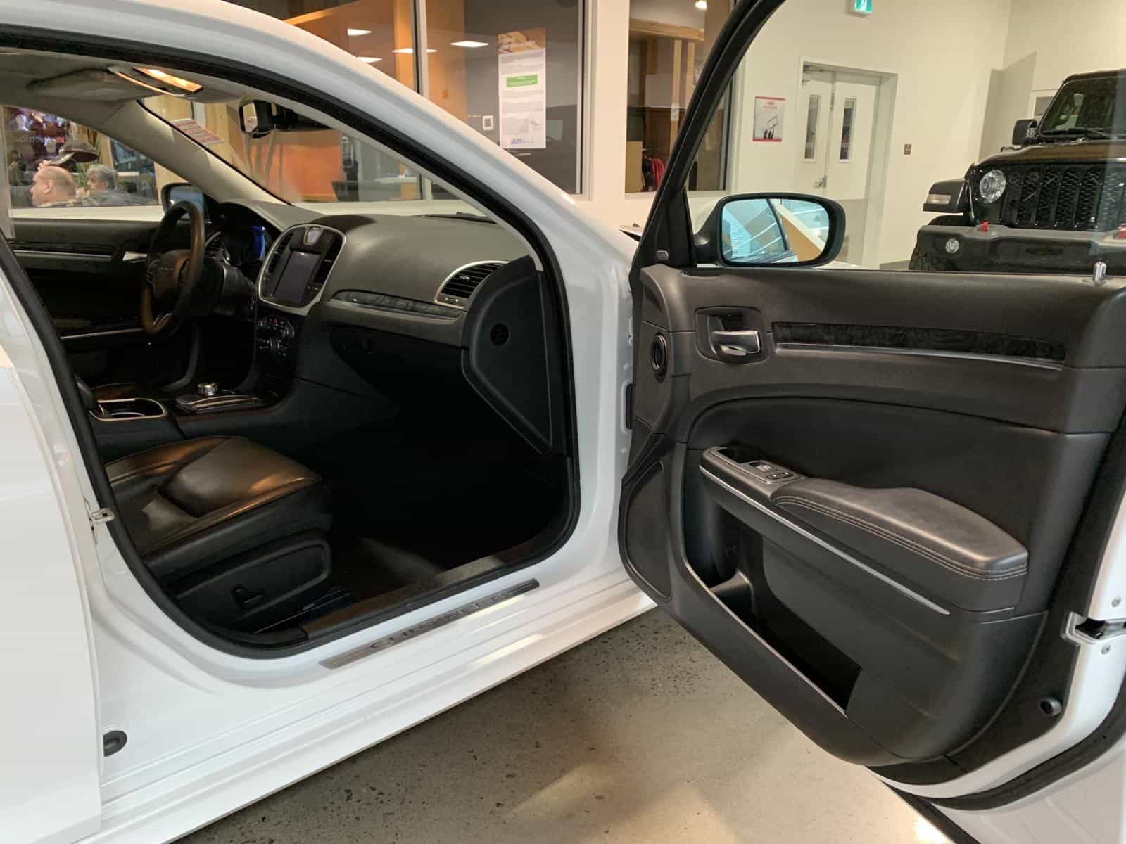 2023 Chrysler 300 Touring L - Image 8