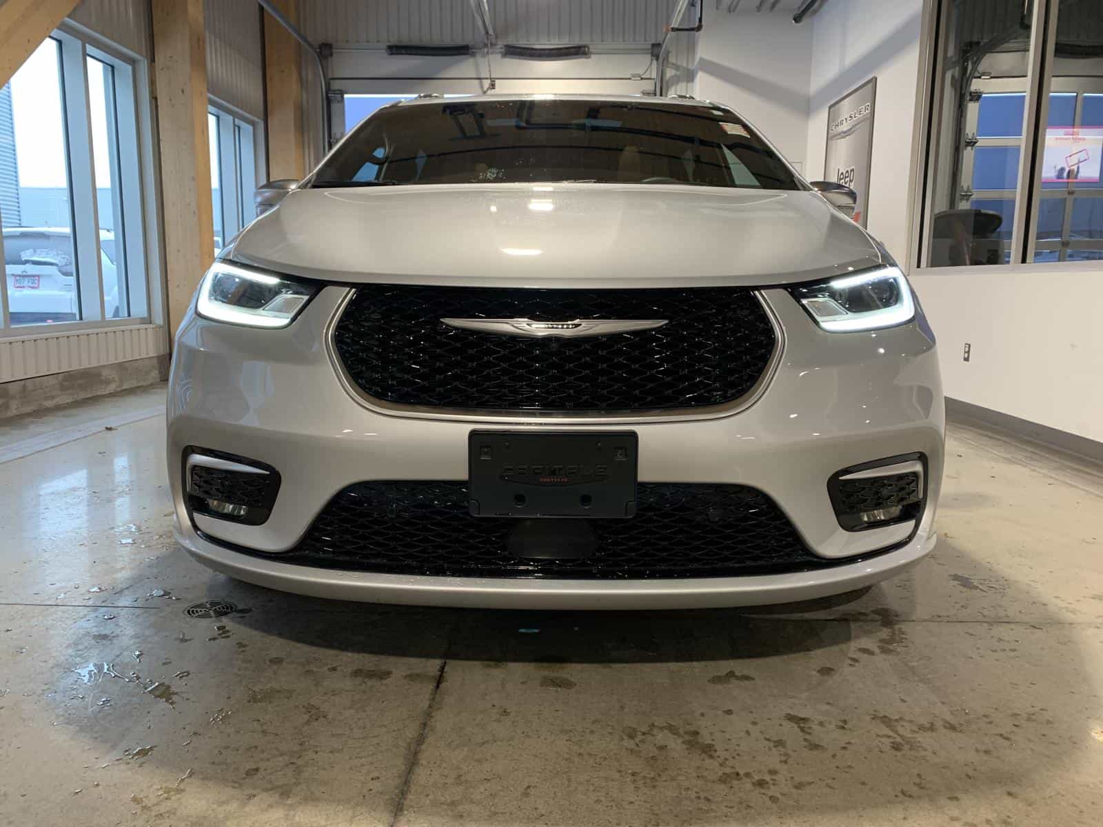 2024 Chrysler Pacifica Pinnacle PHEV - Image 5