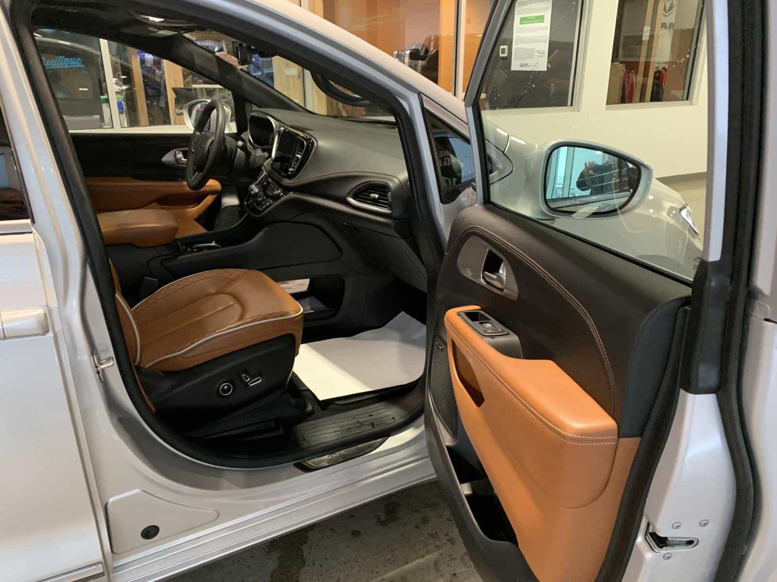 2024 Chrysler Pacifica Pinnacle PHEV - Image 9