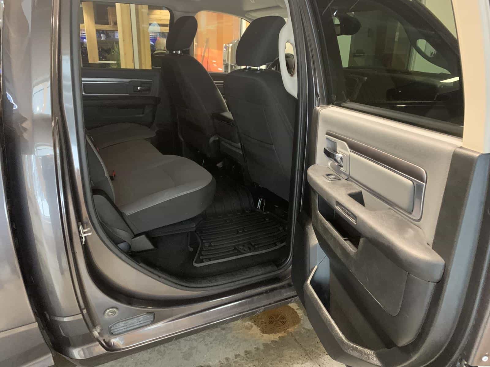 2023 RAM 1500 CLASSIC SLT SLT - Image 9