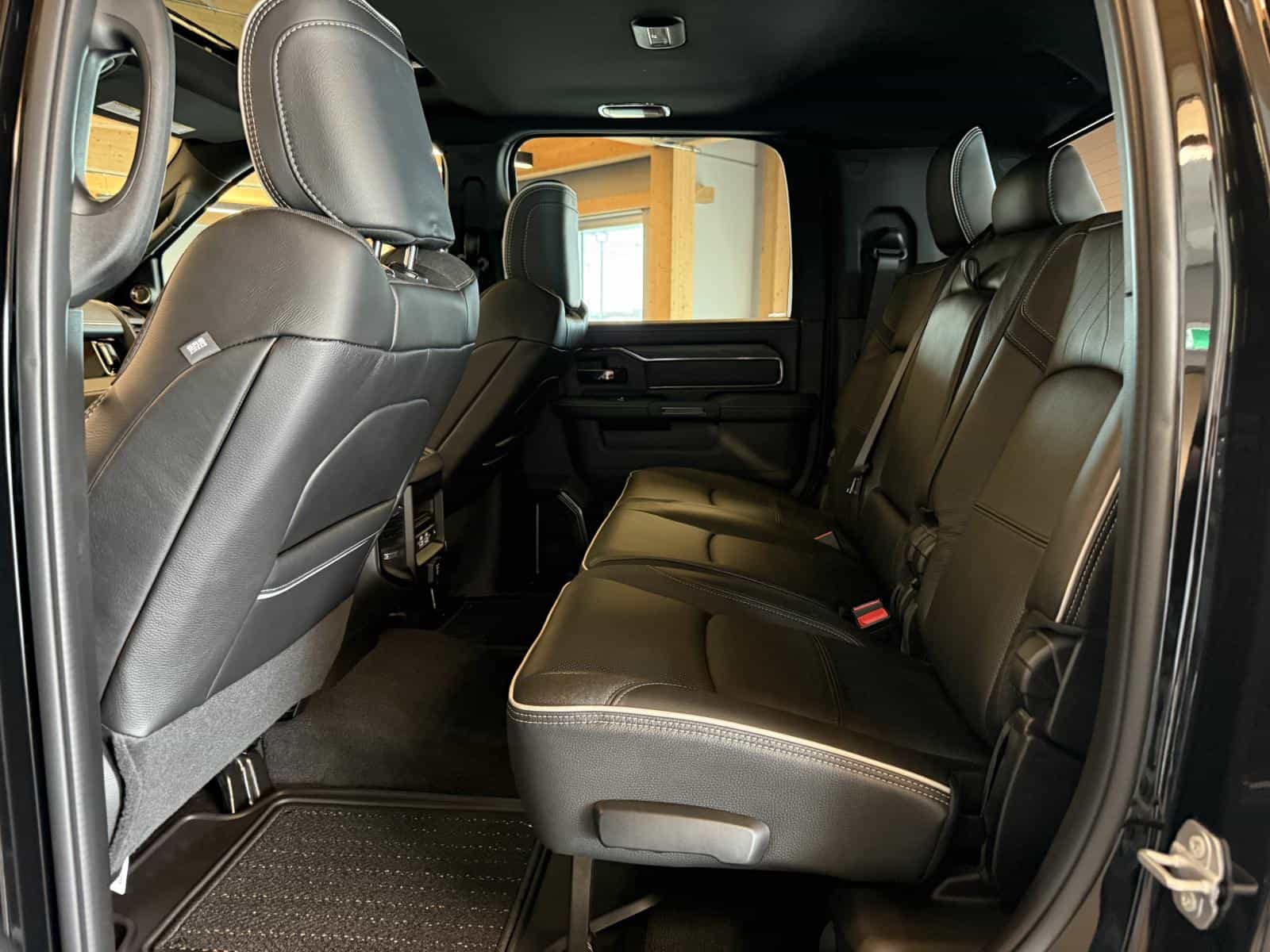 Image 14 RAM 2500 Limited 2026