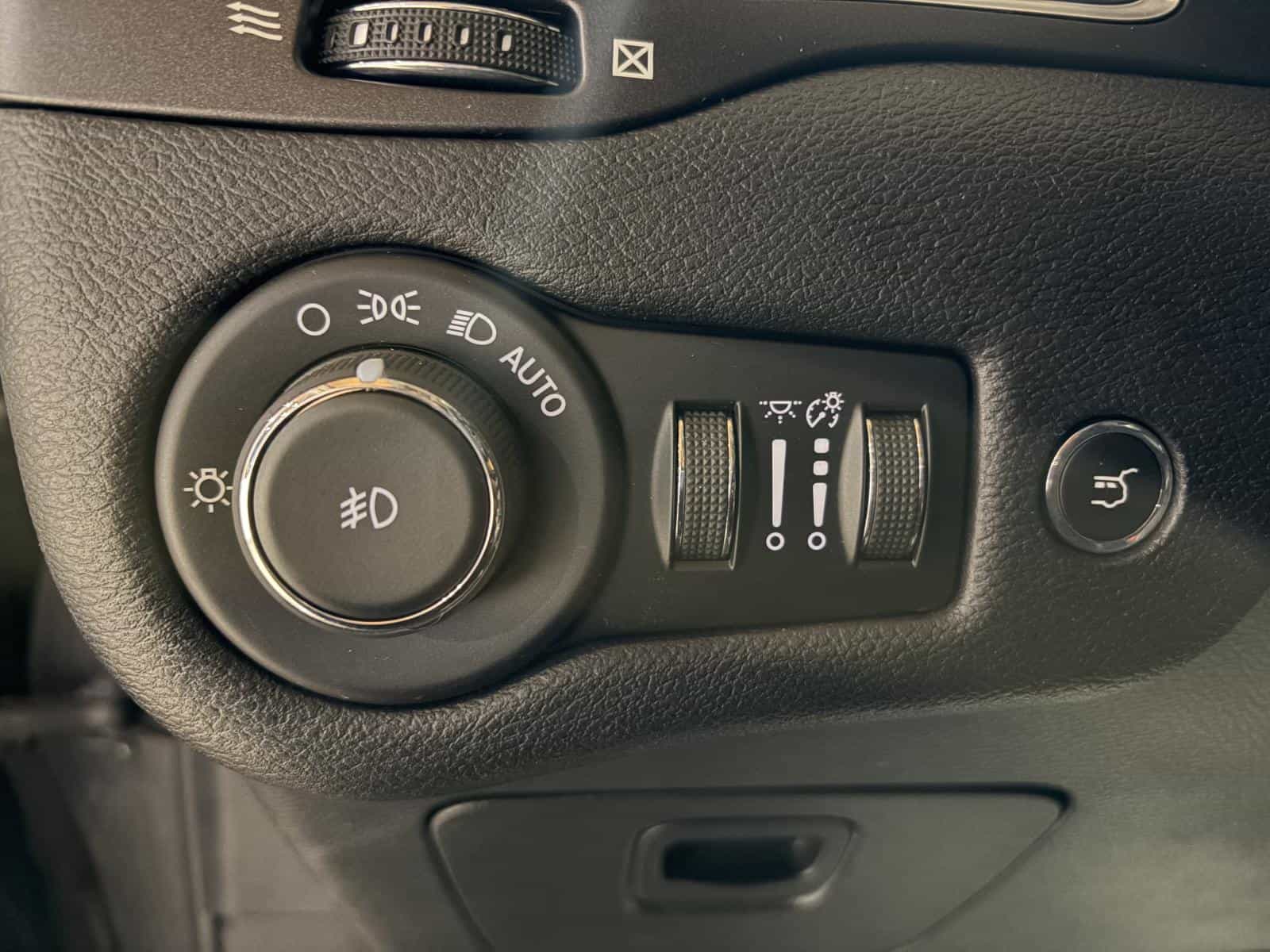 2019 Jeep Cherokee Trailhawk - Image 13