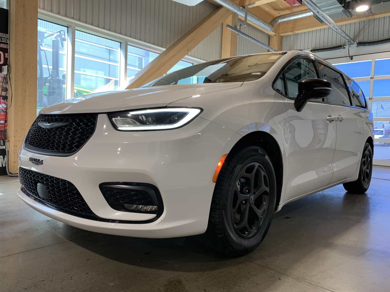 2025 Chrysler Pacifica Limited - Image 1